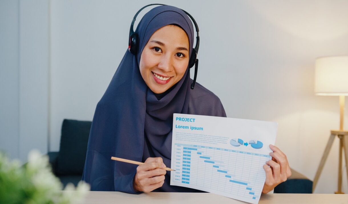 muslim lady using laptop talk to colleagues in vid 9ybz8e8